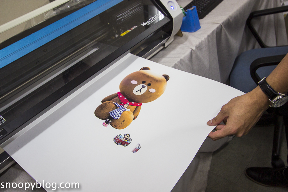 客製化T恤膠膜印刷過程-割字機推薦