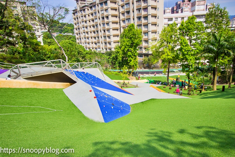 台北親子景點 文山森林公園兒童遊戲場 文山區特色公園 趣探險之丘 台北最長46公尺磨石子溜滑梯 大人小孩都放電公園 史努比遊樂園