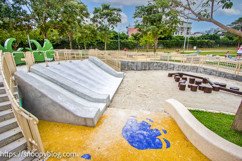 台北親子景點 板橋浮洲遊戲場 板橋特色公園 恐龍與花主題公園 磨石子溜滑梯 遮陽沙坑 鳥巢飛盤 太空漫步 共融鞦韆 還有自行車道