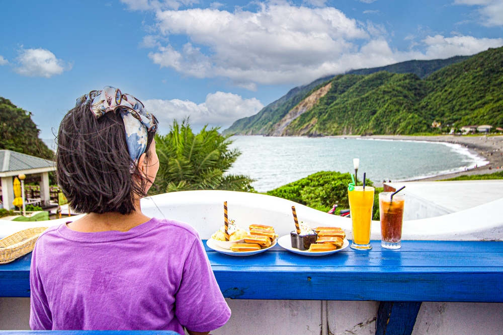 宜蘭蘇澳 海洋m海景咖啡 內埤海灘海景咖啡館 藍白風地中海風格好吸睛 海景第一排藍天碧浪一覽無遺 史努比遊樂園