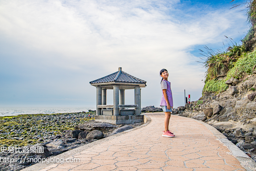 【新北石門景點】石門洞~天然海蝕拱門、潮間帶生態豐富,北海岸玩沙、玩水親子景點 @史努比遊樂園