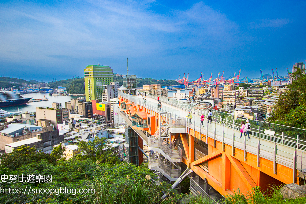 【基隆景點】基隆塔~橋式起重機造型景觀平台遠眺基隆港美景,崆書屋看書喝咖啡、遠見人文空間躺著閱讀 @史努比遊樂園