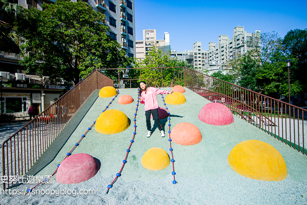 【新竹親子景點】新竹和平公園特色遊戲場~寬面磨石子滑梯、鳥巢鞦韆、還有超酷的防空洞沙坑 @史努比遊樂園