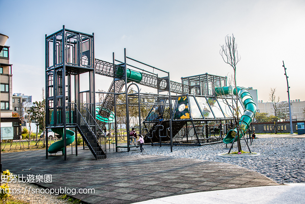【新竹親子景點】湖口公五特色公園|裝甲戰車造型遊戲場~軍事風裝甲戰車溜滑梯遊具、500障礙關卡、滑步車道 @史努比遊樂園